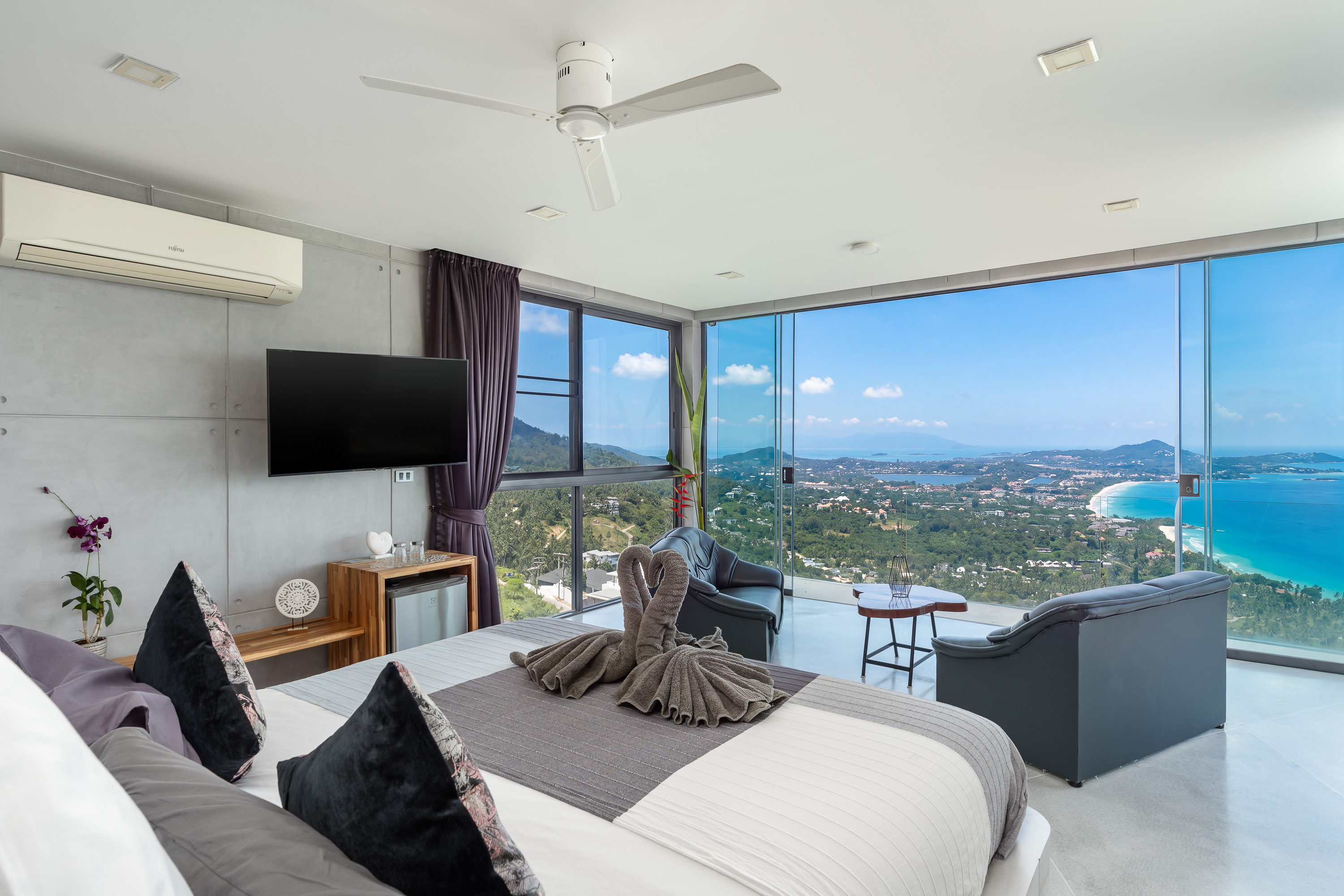 Ocean-facing bedroom with lounge corner