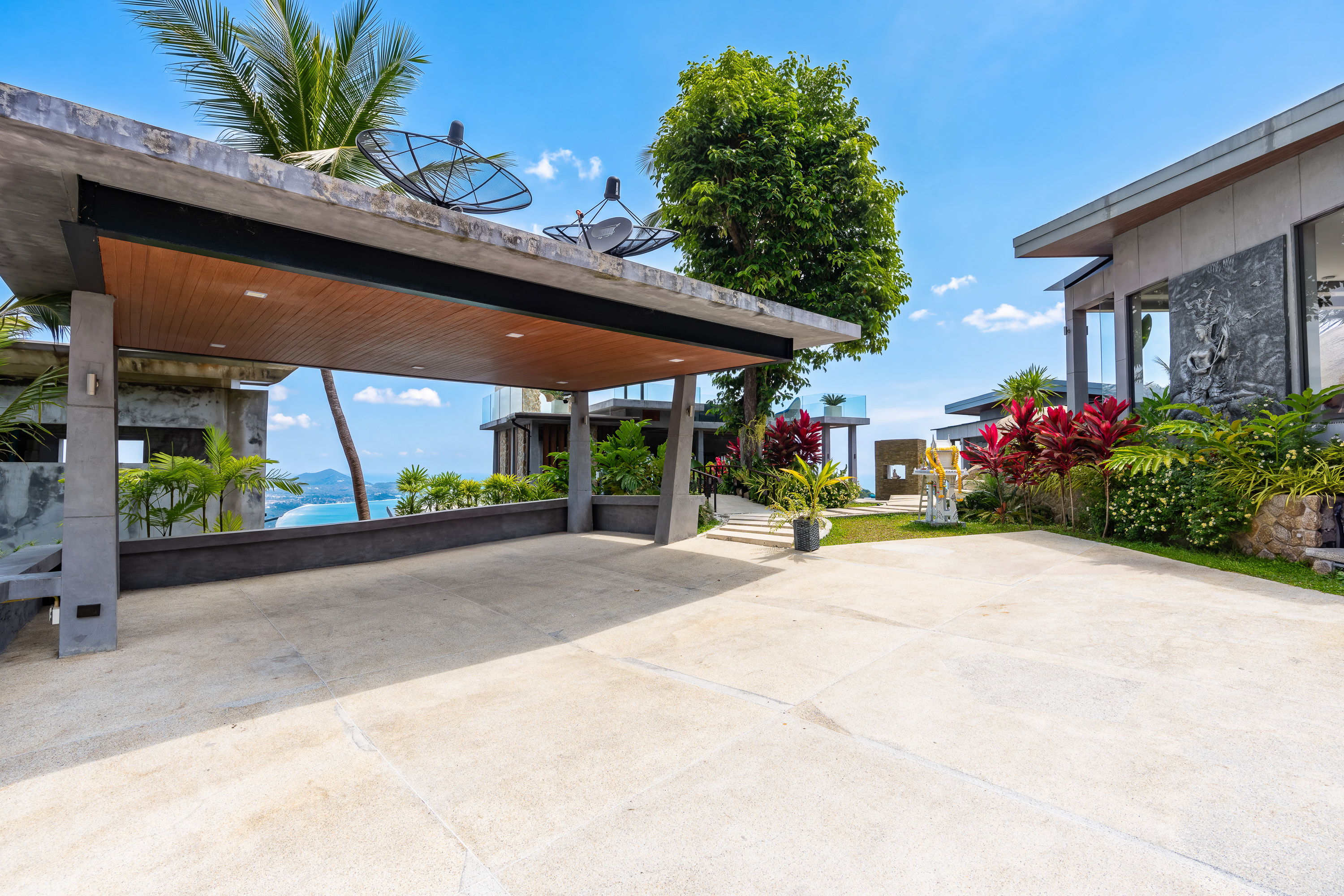 Covered outdoor lounge terrace